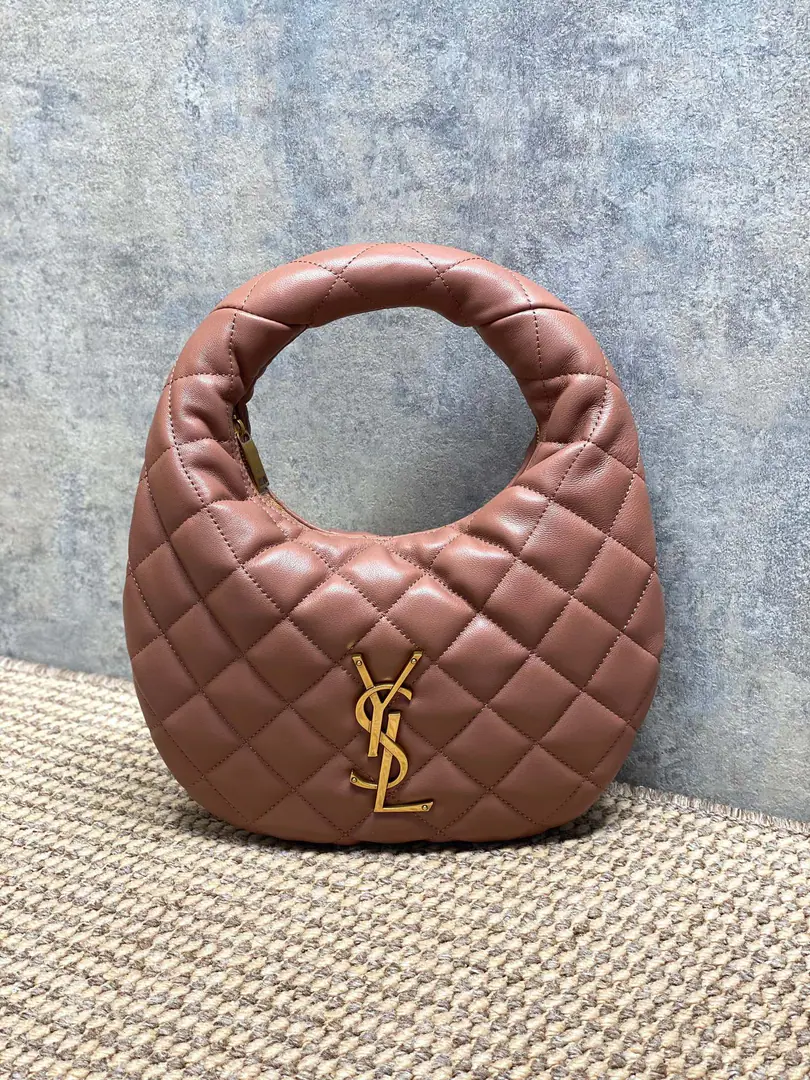 P Rose powder. YSL ICARINOSmall pocket., Use napa skin., It's so soft., Classic diamond-gring. Sew.+GoldYSLMark, Low profile and luxury.. Moontooth Design, HandheldorThe armpits are all fashionable., Daily commute, I can ride easy.. It's safer to zip., Internal space is reasonable., It's practical and beautiful., It's St. Roland. CAREA hot one for the series., The French grace is full of sense. Model: 851689 Dimensions: 17x13x3cm