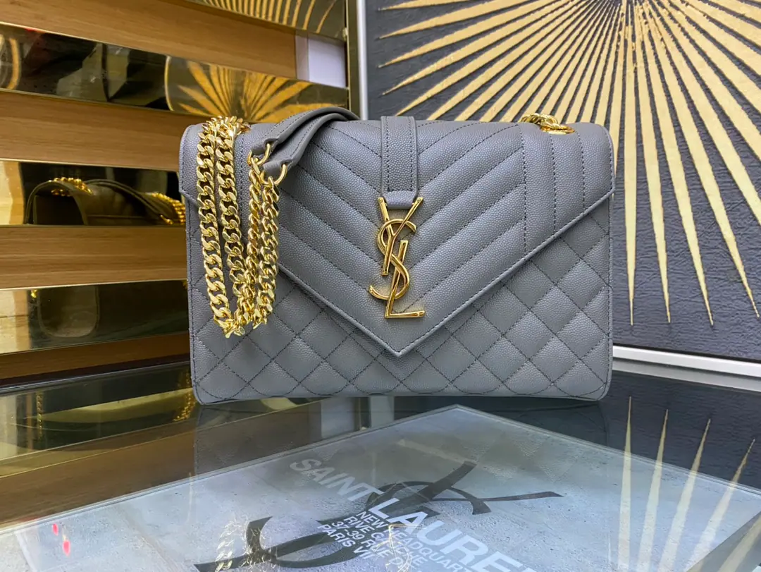 ENVELOPPE Medium Envelope, Italian imports of original plant cattle and skin, Super-paragus caviar texture., A very air-like piece., Black is a classic match with gold., A hundred.！♪ The shoulder slants ♪ok！It's a good one.！ Model: 487206 Dimensions: 24×17.5×6cm
