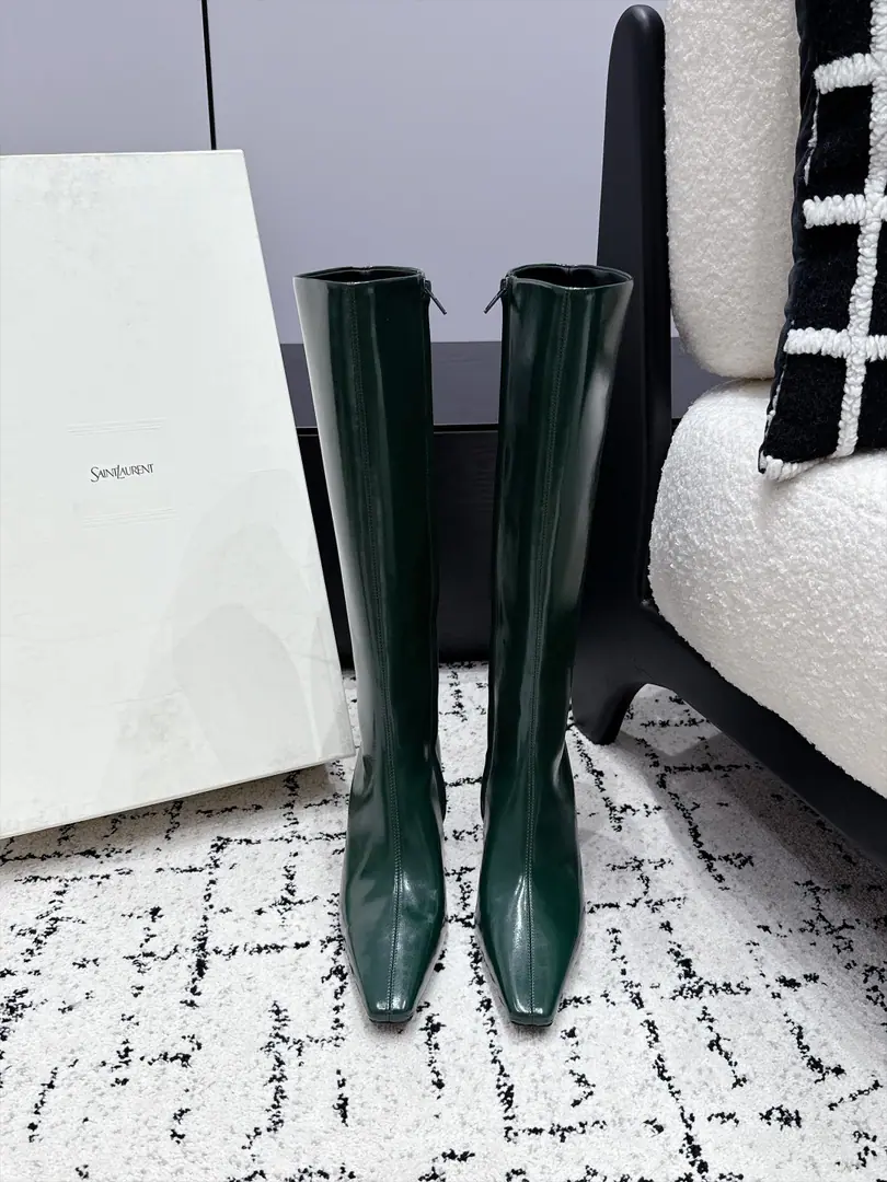 SAINT LAURENT Saint Roland.26/ New paragraph Bold and long boots. These.YSLThe high boots are really French.！Soft Fly Flush Skin, The little tip is a pair of ancient and ancient., Just walk steady.. The boot clippings are specially modified for the calve line., Side zipper is easy to get out of.. With coats., Fashion., Long dress., She's gentle and she's a big girl.. ✔️Fabulous.: Bullskins. ✔️Uchi.: Bullskins. ✔️Otsumi!: That's a big one. ✔️He's tall.: 8.5cm ✔️Size: 35-42（40 41 42Do it.）
