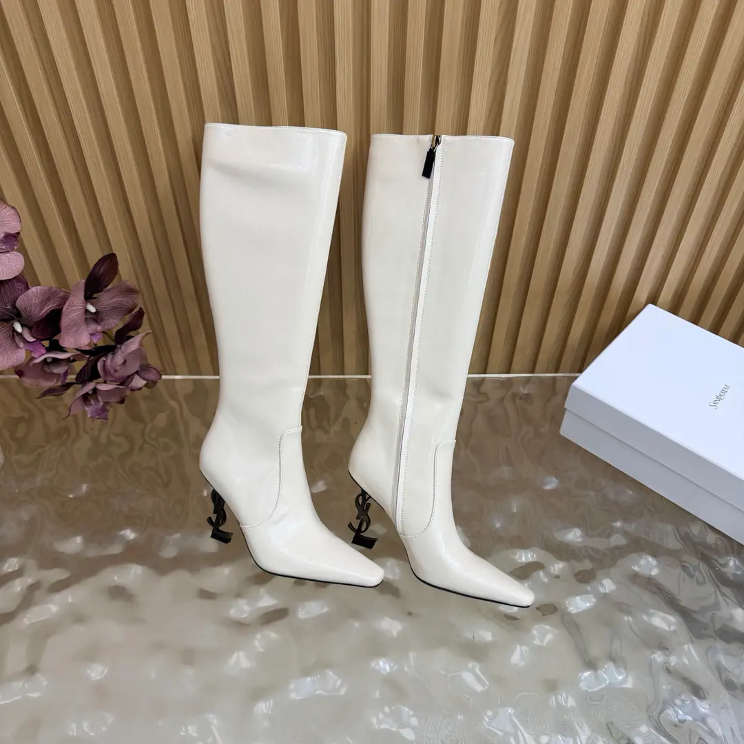 Top Version🖤Saint Laurent fw26 new arrival～ YSLSaint Roland.2026 The new spring and winter zippers are high and the ankle boots are sharp and short And ankle boots., A pair of square-shoes and a little high heels., %1 is internalLE CASSANDRE, Side zipper design. The whole shoe is very simple.～The little one is more sophisticated and fashionable and can see that the side of our boots is radians designed to be human legs.～The upper foot is so beautiful and so unchallenged.～Long legs.～It's a match for every occasion.～Autumn and winter wear the necessary supplies.！ Shoe.: Cow skin./Bullskins. Inside, put your feet on the inside.: Lamb skin. Shoes under the sole.: Italy is a big-ass country. He's tall.: 8cm Codes: 35-39（40.41.42I'll make sure I don't change it.）