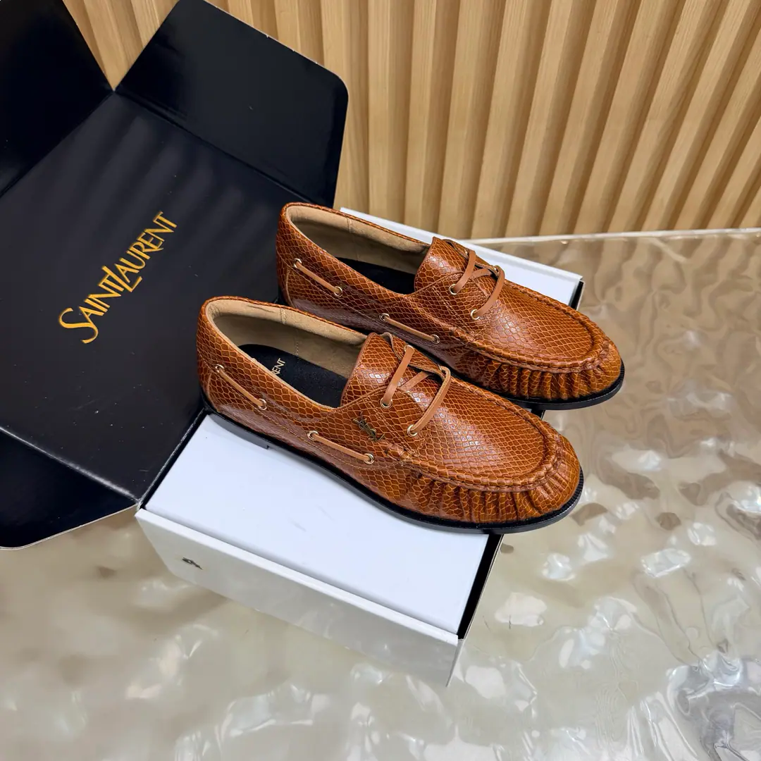 Couples' slippers.📍 Top Version🖤Saint Lauren*Saint Roland.2026 YSLSmalllogo A couple of wrinkled LeFoo shoes. Women Men It's a little symbolic.logoIt's the soul of these shoes. And he's got a low profile and a fine attitude on his shoe.. It's different from the big sign. It's quiet and it's sharp. Snuff it out with a simple line.YSLA unique fashion.DNA Unwittingly revealing the deep inside of the brand. The classic almond-shaped design of the shoehead. Smart-mixed feet. Pull the foot line up visually. ♪ And show grace and grace ♪. Every date a couple went to. Every trip. It's all because of the saloons. To be a low profile, deep-minded tribute.. The fabric uses a stony-snake-striped cow. The insides are all sheep's skin. Italian imports are so thick. size: 35–42（34, 41, 42, 43Custom） Men: 38–47（38, 46, 47Custom without re-offer）