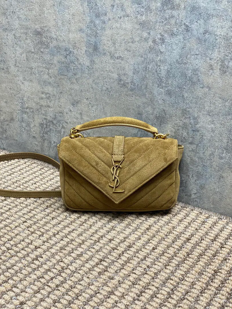 YSL New paragraph Mini postman., Very sweet., The wax skin feels so good., A 100-packed combination of the Gods., It's got a portable and unmutilable chain on it.. Dimensions: 20x13x3cm, Encoding779430
