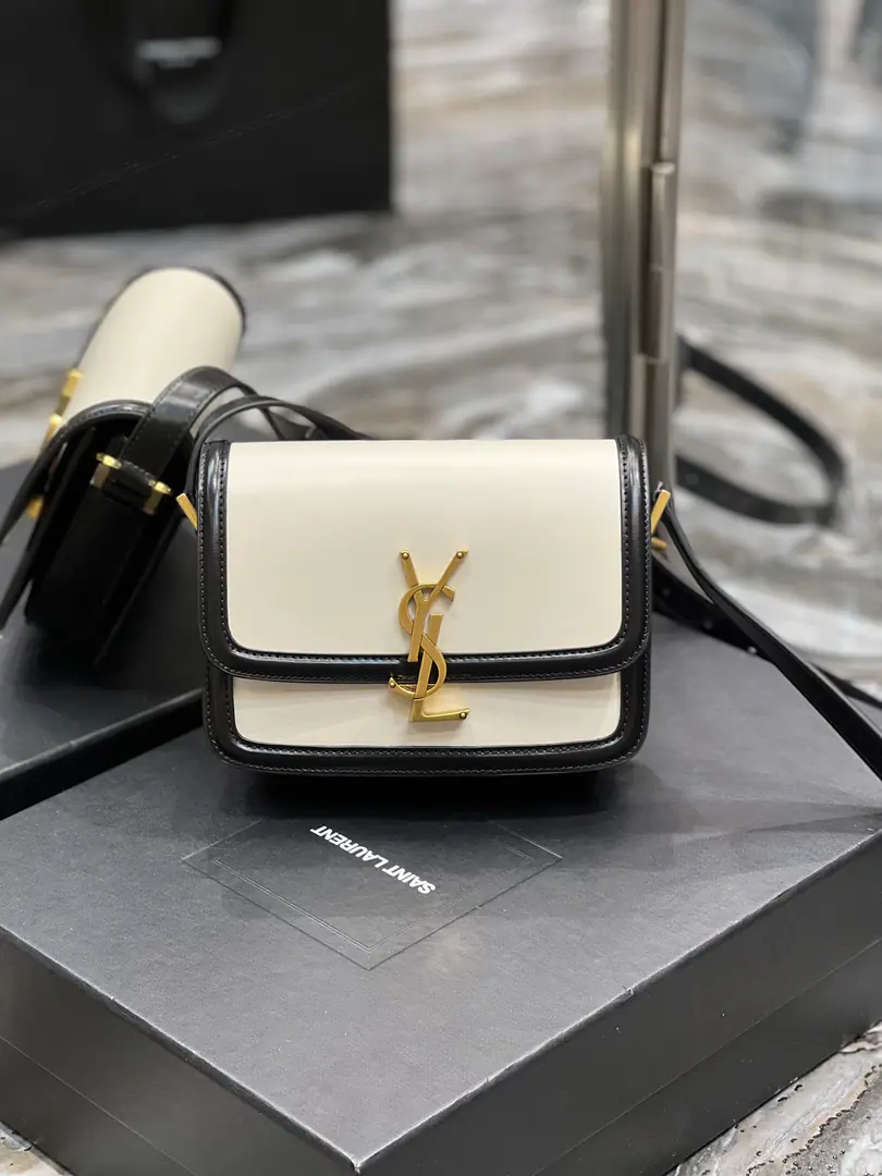 【𝑺𝑶𝑳𝑭𝑬𝑹𝑰𝑵𝑶 𝑩𝑶𝑿 】 New Colour_Black and White IT BAG_It's gonna be a big deal., The whole fashion circle was taken before the market., Nostalgia left bank., Inspired by the name of the left bank of Paris.Rue De SolferinoAs a name！The package is with the original toothpick.BoxBullskins., The tenderness of the hand and skin is very good.！Three layers of organ separation., It's easy to accommodate everyday requirements., Newly designed.“L”Letters on the lower and upper side of the button, To completely reverse your knowledge of the buttons., I can't help but wonder., I can open the bag like this., It's not funny.！ Model: 634306 Dimensions: 19×13×5cm