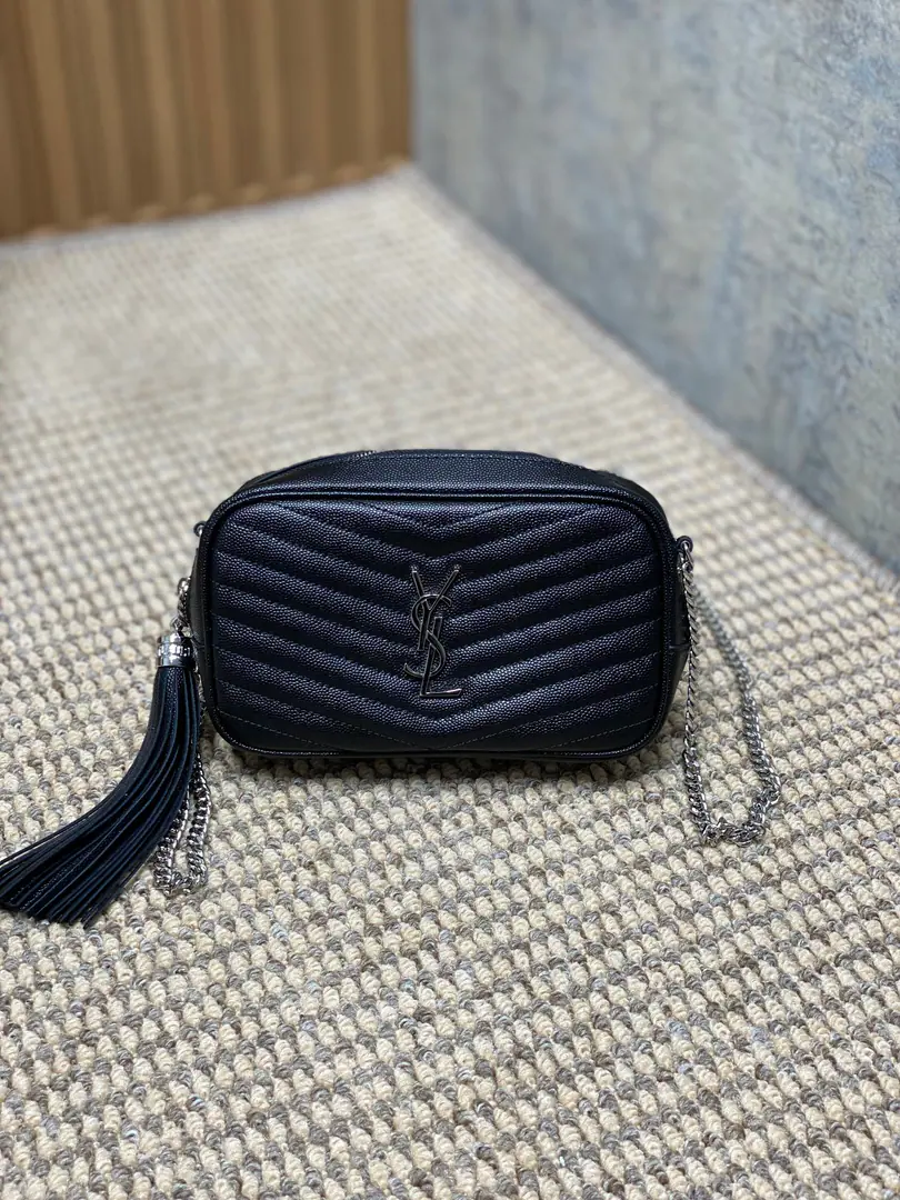 YSLBlack Golden Stream Sox camera bag., LOUSeries, Caviar, cow leather., It's a milling-up., It's perfect for regular commutes or out of town.！Quietly., Gold chains.+Lusoe Design, Fashion and grace.✨. Inside., That's a great touch., The capacity to load a cell phone., Cosmetics, etc.. Black gold color+YSLGold., Brand recognition., You don't pick up clothes., It's a good work., It's a classic St. Roland.！ Dimensions: 18x11x5cm Encoding: 505731