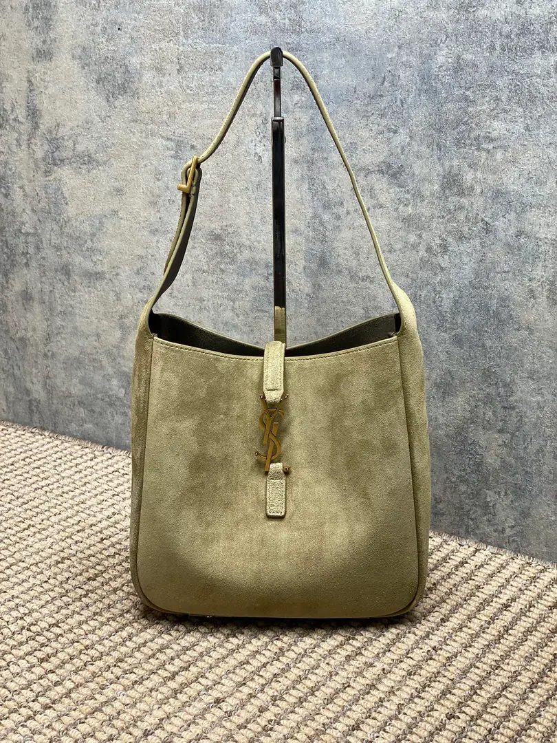 P YSLSanta Roland's Winter New Money.🍂 ROSESame paragraph New, Pea., It's light and fashionful., It's a great touch. Soft. It's a simple match.ysl logo It's really a big back.！Dimensions: 22x22x10cmEncoding: 713938
