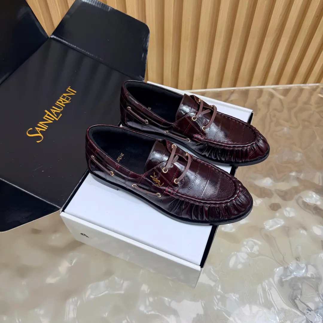 Couples' slippers.📍 Top Version🖤Saint Lauren*Saint Roland.2026 YSLSmalllogo A couple of wrinkled LeFoo shoes. Women Men It's a little symbolic.logoIt's the soul of these shoes. And he's got a low profile and a fine attitude on his shoe.. It's different from the big sign. It's quiet and it's sharp. Snuff it out with a simple line.YSLA unique fashion.DNA Unwittingly revealing the deep inside of the brand. The classic almond-shaped design of the shoehead. Smart-mixed feet. Pull the foot line up visually. ♪ And show grace and grace ♪. Every date a couple went to. Every trip. It's all because of the saloons. To be a low profile, deep-minded tribute.. The fabric is squided with eel-steeled cow skin. The insides are all sheep's skin. Italian imports are so thick. size: 35–42（34, 41, 42, 43Custom） Men: 38–47（38, 46, 47Custom without re-offer）