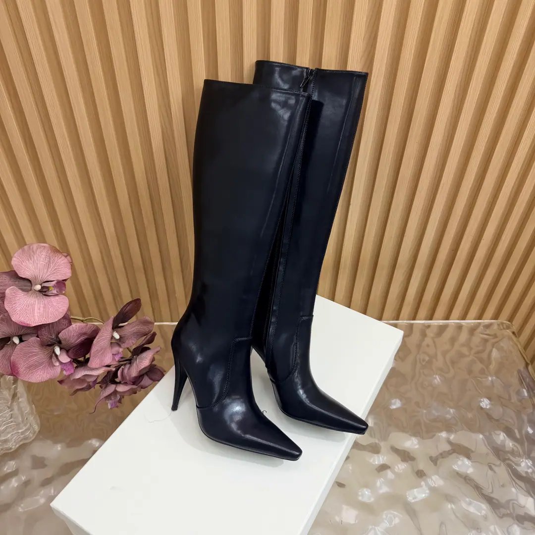 Top Version🖤Saint Laurent fw26 new arrival～ YSLSaint Roland.2026 The new spring and winter zippers are high and the ankle boots are sharp and short And ankle boots., A pair of square-shoes and a little high heels., %1 is internalLE CASSANDRE, Side zipper design. The whole shoe is very simple.～The little one is more sophisticated and fashionable and can see that the side of our boots is radians designed to be human legs.～The upper foot is so beautiful and so unchallenged.～Long legs.～It's a match for every occasion.～Autumn and winter wear the necessary supplies.！ Shoe.: Cow skin./Bullskins. Inside, put your feet on the inside.: Lamb skin. Shoes under the sole.: Italy is a big-ass country. He's tall.: 10.5cm Codes: 35-39（40.41.42I'll make sure I don't change it.