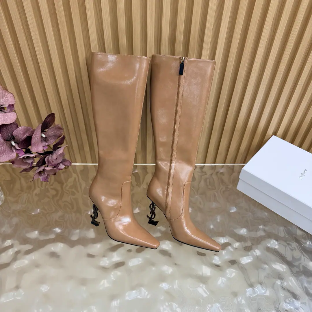 Top Version🖤Saint Laurent fw26 new arrival～ YSLSaint Roland.2026 The new spring and winter zippers are high and the ankle boots are sharp and short And ankle boots., A pair of square-shoes and a little high heels., %1 is internalLE CASSANDRE, Side zipper design. The whole shoe is very simple.～The little one is more sophisticated and fashionable and can see that the side of our boots is radians designed to be human legs.～The upper foot is so beautiful and so unchallenged.～Long legs.～It's a match for every occasion.～Autumn and winter wear the necessary supplies.！ Shoe.: Cow skin./Bullskins. Inside, put your feet on the inside.: Lamb skin. Shoes under the sole.: Italy is a big-ass country. He's tall.: 8cm Codes: 35-39（40.41.42I'll make sure I don't change it.）