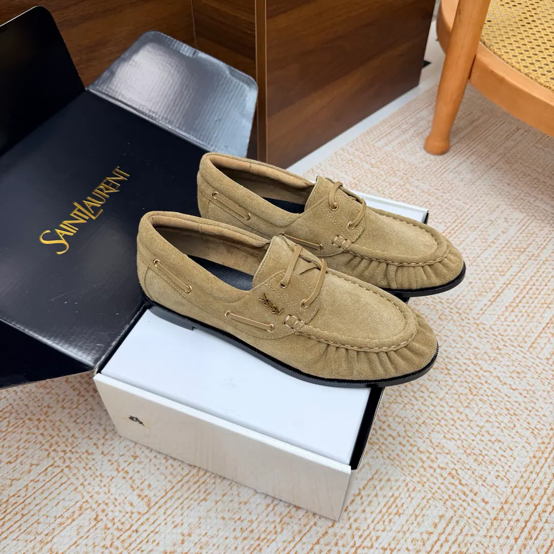 Couples' slippers.📍 Top Version🖤Saint Lauren*Saint Roland.2026 YSLSmalllogo A couple of wrinkled LeFoo shoes. Women Men It's a little symbolic.logoIt's the soul of these shoes. And he's got a low profile and a fine attitude on his shoe.. It's different from the big sign. It's quiet and it's sharp. Snuff it out with a simple line.YSLA unique fashion.DNA Unwittingly revealing the deep inside of the brand. The classic almond-shaped design of the shoehead. Smart-mixed feet. Pull the foot line up visually. ♪ And show grace and grace ♪. Every date a couple went to. Every trip. It's all because of the saloons. To be a low profile, deep-minded tribute.. The pasta is for sheep. The insides are all sheep's skin. Italian imports are so thick. size: 35–42（34, 41, 42, 43Custom） Men: 38–47（38, 46, 47Custom without re-offer）