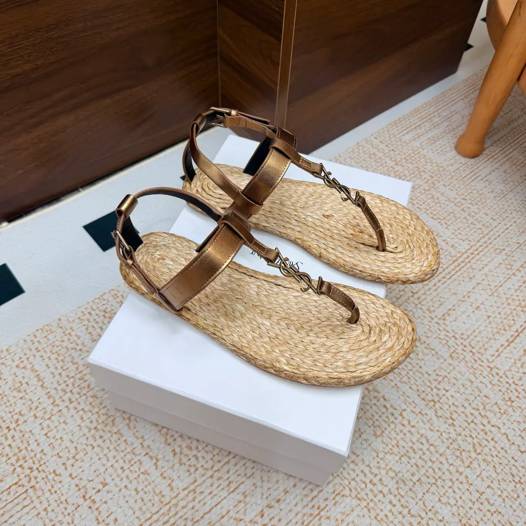 2026Spring and summer. Couple money. YSL 🖤 Saint Laurent / Saint Roland.yslShoes. A super-super-fire sandal. This is a hardware button that we need to model every page of our family.1:1Custom！It's very good., Nice feet., And whether you're wearing jeans or not,, Little suit., The dress., It's a natural match. Shoe.: Bullskins./Painted skin. Uchi.: The bottom of the straw. Shoes under the sole.: That's a big one. He's tall.: Floor Size: 35—44（41-44Custom without re-offer）