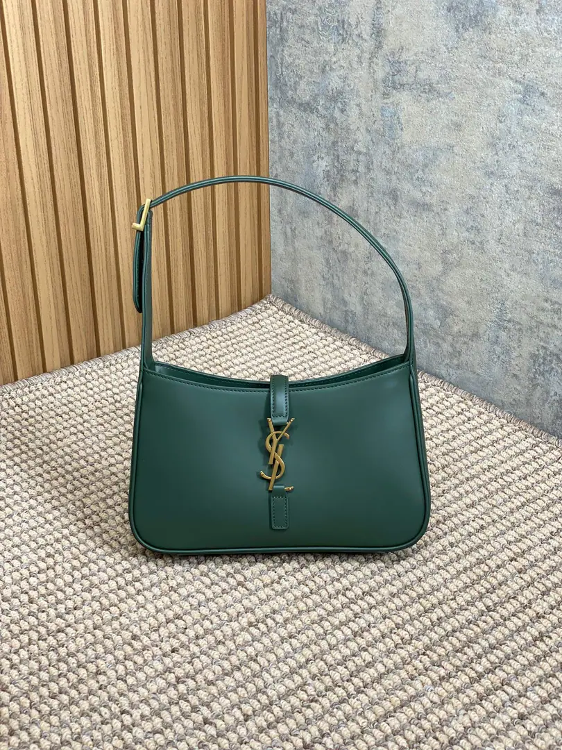 P Spring and summer show. YSLThe new armpit is wrapped in a very simple shape pluslogo Simple U.S.A. High-level opening is a way to set the buttons half open. Encoding657228 Dimensions23x16x6.5cm