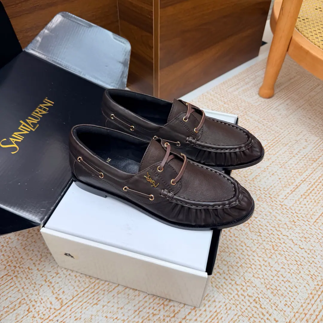 Couples' slippers.📍 Top Version🖤Saint Lauren*Saint Roland.2026 YSLSmalllogo A couple of wrinkled LeFoo shoes. Women Men It's a little symbolic.logoIt's the soul of these shoes. And he's got a low profile and a fine attitude on his shoe.. It's different from the big sign. It's quiet and it's sharp. Snuff it out with a simple line.YSLA unique fashion.DNA Unwittingly revealing the deep inside of the brand. The classic almond-shaped design of the shoehead. Smart-mixed feet. Pull the foot line up visually. ♪ And show grace and grace ♪. Every date a couple went to. Every trip. It's all because of the saloons. To be a low profile, deep-minded tribute.. The fabric is a cow skin. The insides are all sheep's skin. Italian imports are so thick. size: 35–42（34, 41, 42, 43Custom） Men: 38–47（38, 46, 47Custom without re-offer）