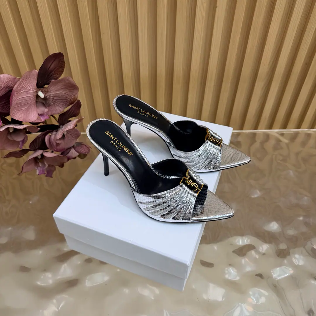 2026Spring and summer. YSL 🖤 Saint Laurent / Saint Roland.yslShoes. A super-super-fire slipper. This is a hardware button that we need to model every page of our family.1:1Custom！It's very good., Nice feet., And whether you're wearing jeans or not,, Little suit., The dress., It's a natural match. Shoe.: Snake-steeled cow skin. Uchi.: Skins of sheep. Shoes under the sole.: That's a big one. He's tall.: 9.5cm Size: 35-43（40, 41, 42, 43Customize or not change)
