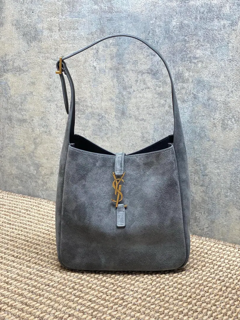 P YSLSanta Roland's Winter New Money.🍂 ROSESame paragraph New, Pea., It's light and fashionful., It's a great touch. Soft. It's a simple match.ysl logo It's really a big back.！Dimensions: 22x22x10cmEncoding: 713938