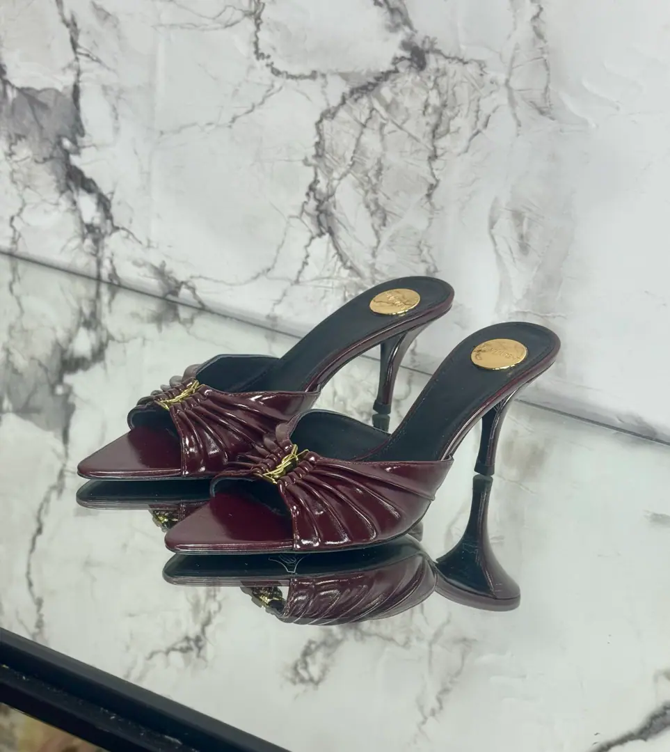 Saint LaurentSt. Roland's.YSLThe classic high-end heel sandals. A super-super-fired piece of hardware buttons for every page of our family is to be modeled.1:1Custom！The size and quality are exactly the same as the original.✔️ Shoe-faced material: Use cow skin./Painted skin. Real sheep in there., ♪ To scurry for soft, soft sheep, Shoes' soles are original.1:1Customizes the skin., It's perfect., And the upper foot is very good., Nice feet., And whether you're wearing jeans or not,, Little suit., The dress., It's a natural match., Full package for the originals He's tall.: It's flat./Floor1cmFlat/6cm/9cm Italy is a big-ass country. Size: 35-41（40, 41, 42Custom）