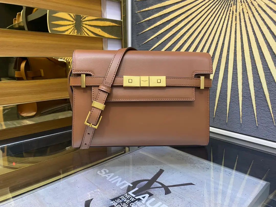 【𝙈𝙖𝙣𝙝𝙖𝙩𝙩𝙖𝙣 𝟮𝟰𝙘𝙢】The new money is synchronized with the cabinet.ManhattanThe Barbarbone.24cmNew arrival.！The latest bag is the manhattan stick., - It's a classic.logo, Instead of a low-profile, simple design style, It's a little like...HKelly from the house., It smells like retro.！Business➕The combination of leisure., All in all, it's a hundred.！You can hold it., It can be single or slashed., A pack of them., Meet the business lady., And I'm happy with the girl's leisure.！The original piece of skin., Perfect line of work., The fine hardware has made the whole bag smell of high-end.！Model: 675626/Dimensions: 24x17.5x6cm