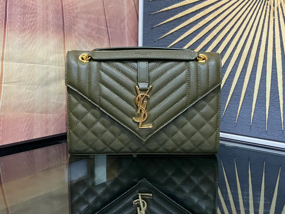 ENVELOPPE Medium Envelope, Italian imports of original plant cattle and skin, Super-paragus caviar texture., A very air-like piece., Black is a classic match with gold., A hundred.！♪ The shoulder slants ♪ok！It's a good one.！ Model: 487206 Dimensions: 24×17.5×6cm