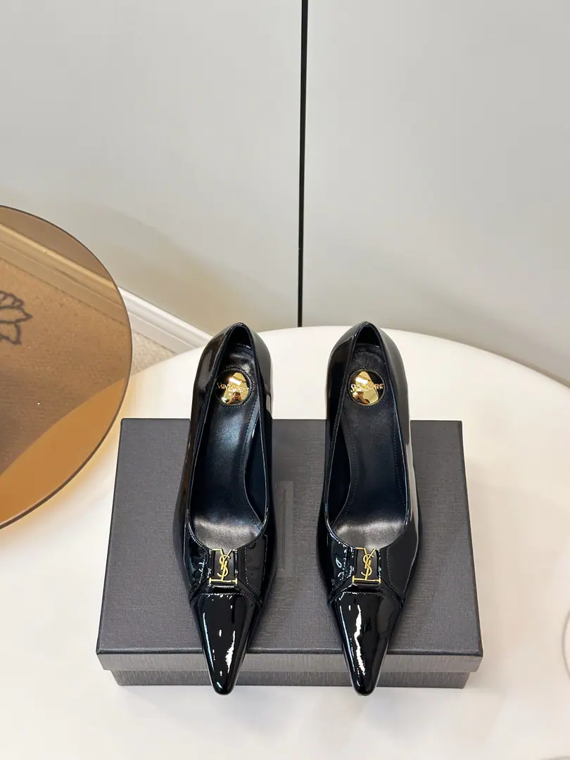Saint Laurent｜YSLSt. Roland's soft, stylish heels. YSL 25SSSpring and summer, new heels., Cow leather.+MetalLogoButton, Brand recognition.！Pointy and design., NYO10cmHe's tall., Nice and sexy., The air is better in the back., Spring and summer are perfect.. Low-end advanced, Telecommuting, Dinner., Party can be easy to run., You're a great guy with skirts and pants., The gas is full. ！ Shoe.: A little cowy skin with wax./Cow-painted skin. Uchi.: Quality goats' furs. Italian skin. Codes35-40（40.41.42Make a reservation.）