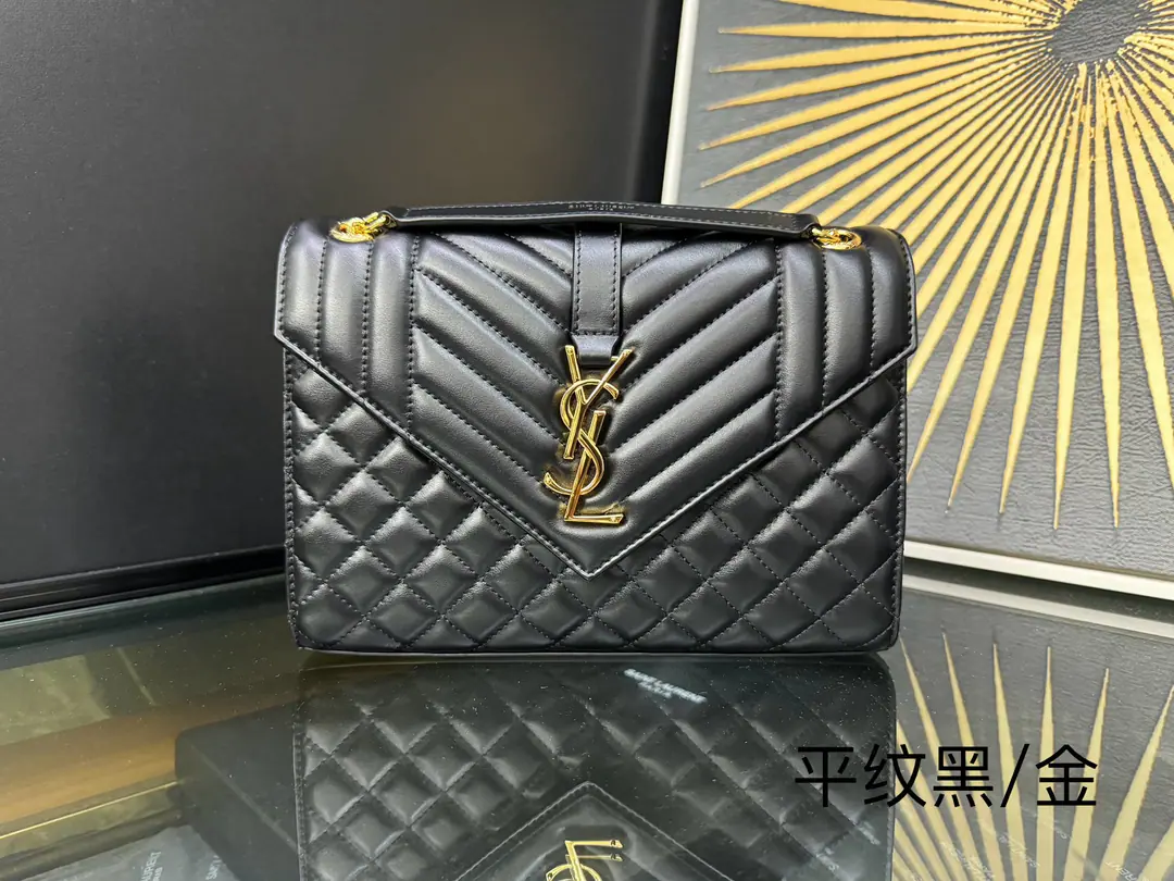 #𝑬𝒏𝒗𝒆𝒍𝒐𝒑𝒆#（Black gold, square） The classics are eternal., Eternal means it never leaves the tide.. The medium-size envelope in the cattle-skin series., AdoptionVThe tattooing of the diamond is a classic.YHome.logo, Black is a classic match with gold., It's special to be quiet., The atmosphere is a place of fashion.！No more layers in the package, You're going to use the space you want.. One chain of three., Single Ribbon, Double chain back., Single chains, single backs, perfect., The fairies of the heights., There's always a back way for you.！ Model: 487206 Dimensions: 24x17.5x6cm