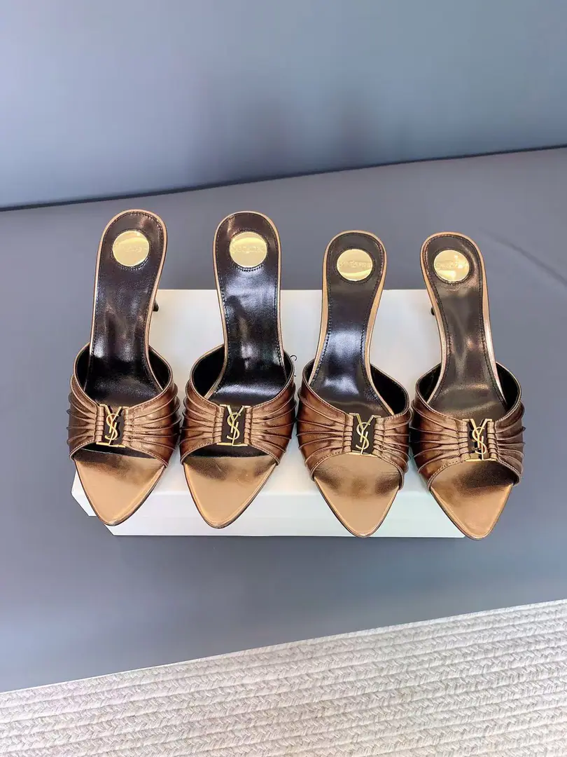 Saint LaurentSt. Roland's.YSLThe classic high-end heel sandals. A super-super-fired piece of hardware buttons for every page of our family is to be modeled.1:1Custom！The size and quality are exactly the same as the original.✔️ Shoe-faced material: Use cow skin./Painted skin. Real sheep in there., ♪ To scurry for soft, soft sheep, Shoes' soles are original.1:1Customizes the skin., It's perfect., And the upper foot is very good., Nice feet., And whether you're wearing jeans or not,, Little suit., The dress., It's a natural match., Full package for the originals He's tall.: It's flat./Floor1cmFlat/6cm/9cm Italy is a big-ass country. Size: 35-41（40, 41, 42Custom）