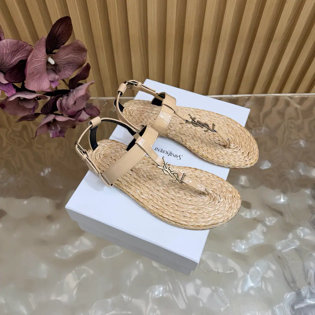 2026Spring and summer. Couple money. YSL 🖤 Saint Laurent / Saint Roland.yslShoes. A super-super-fire sandal. This is a hardware button that we need to model every page of our family.1:1Custom！It's very good., Nice feet., And whether you're wearing jeans or not,, Little suit., The dress., It's a natural match. Shoe.: Bullskins./Painted skin. Uchi.: The bottom of the straw. Shoes under the sole.: That's a big one. He's tall.: Floor Size: 35—44（41-44Custom without re-offer）