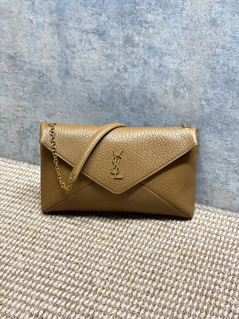YSL CalypsoEnvelope, Pumpy parchment.+GoldLogo, Jane and high-end.✨. Envelope Design, Line flow, HandheldorSlash all over.OK, Shoulder belts can be removed., Telecommuting, Date, It's easy to ride in a formal setting., Medium Capacity, The daily stuff is lightly packed.. The skin is soft, but it's not too much to maintain., You're not gonna scratch and squirt.～This bag is practical and fashionable., It's a gifted instrument for a girl with a temperamental temperament.！ Dimensions: 29.5 X 18 X 5cm Model: 853610F68