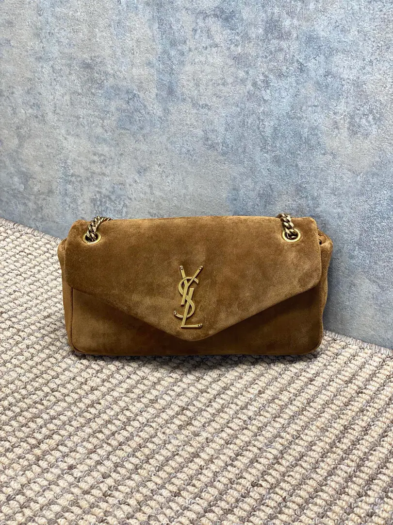 YSL CalypsoChain bag., Skins of sand and wool.+Gold chains., Jane is so smart.✨. ♪ Soft and wrapped ♪, The tops are designed to facilitate daily commute.orOut of the street., The capacity is perfect., You can have your wallet on your phone.. The chains can be single./Slash, You're a big fan of the game., Keep your head down and hold it down.！2023New paragraph, It's practical and fashionable., I really recommend it.～ Model: 734153 Dimensions: 17.5x21x8cm