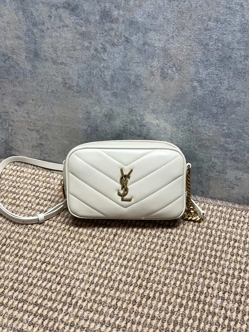 YSL New paragraphLouLouCamera bag, Milky tea sheep.+Gold chains., Jane is so smart.！VWord, stitches+YSLMetalLogo, It's full of texture.✨. It's the right size., Telecommuting, Out of town.OK, Toggle with single shoulder. Internal space is reasonable., The everyday little things are lightly packed., It's practical and fashionable., It's a job.orA little light-sleeping.！ Model: 18.5x11.5x5cm Model: 869816