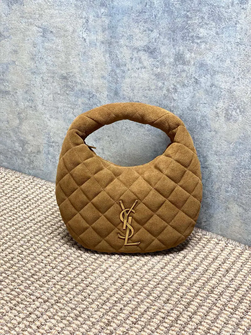 P Caramel. YSL ICARINOSmall pocket., Use sand and revelry., It's so soft., Classic diamond-gring. Sew.+GoldYSLMark, Low profile and luxury.. Moontooth Design, HandheldorThe armpits are all fashionable., Daily commute, I can ride easy.. It's safer to zip., Internal space is reasonable., It's practical and beautiful., It's St. Roland. CAREA hot one for the series., The French grace is full of sense. Model: 851689 Dimensions: 17x13x3cm