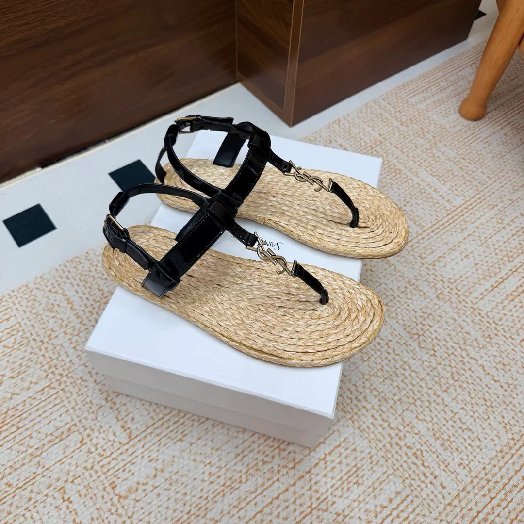 2026Spring and summer. Couple money. YSL 🖤 Saint Laurent / Saint Roland.yslShoes. A super-super-fire sandal. This is a hardware button that we need to model every page of our family.1:1Custom！It's very good., Nice feet., And whether you're wearing jeans or not,, Little suit., The dress., It's a natural match. Shoe.: Bullskins./Painted skin. Uchi.: The bottom of the straw. Shoes under the sole.: That's a big one. He's tall.: Floor Size: 35—44（41-44Custom without re-offer）