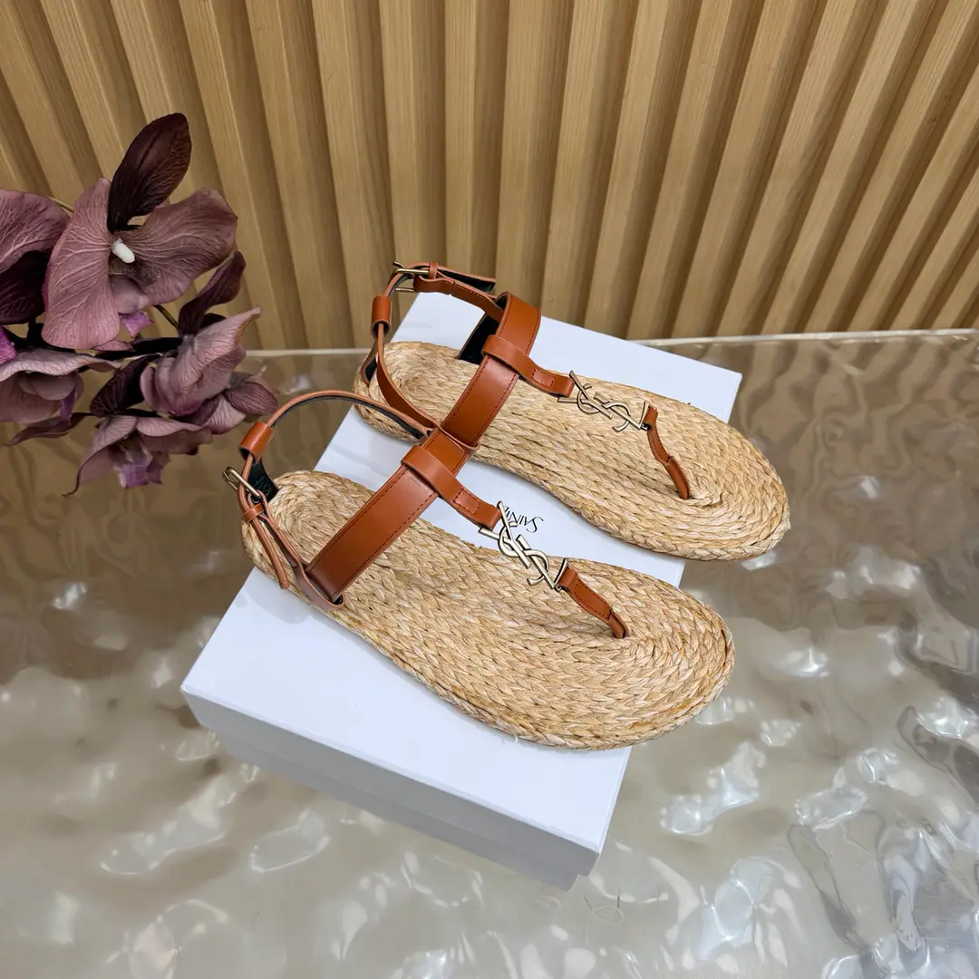 2026Spring and summer. Couple money. YSL 🖤 Saint Laurent / Saint Roland.yslShoes. A super-super-fire sandal. This is a hardware button that we need to model every page of our family.1:1Custom！It's very good., Nice feet., And whether you're wearing jeans or not,, Little suit., The dress., It's a natural match. Shoe.: Bullskins./Painted skin. Uchi.: The bottom of the straw. Shoes under the sole.: That's a big one. He's tall.: Floor Size: 35—44（41-44Custom without re-offer）