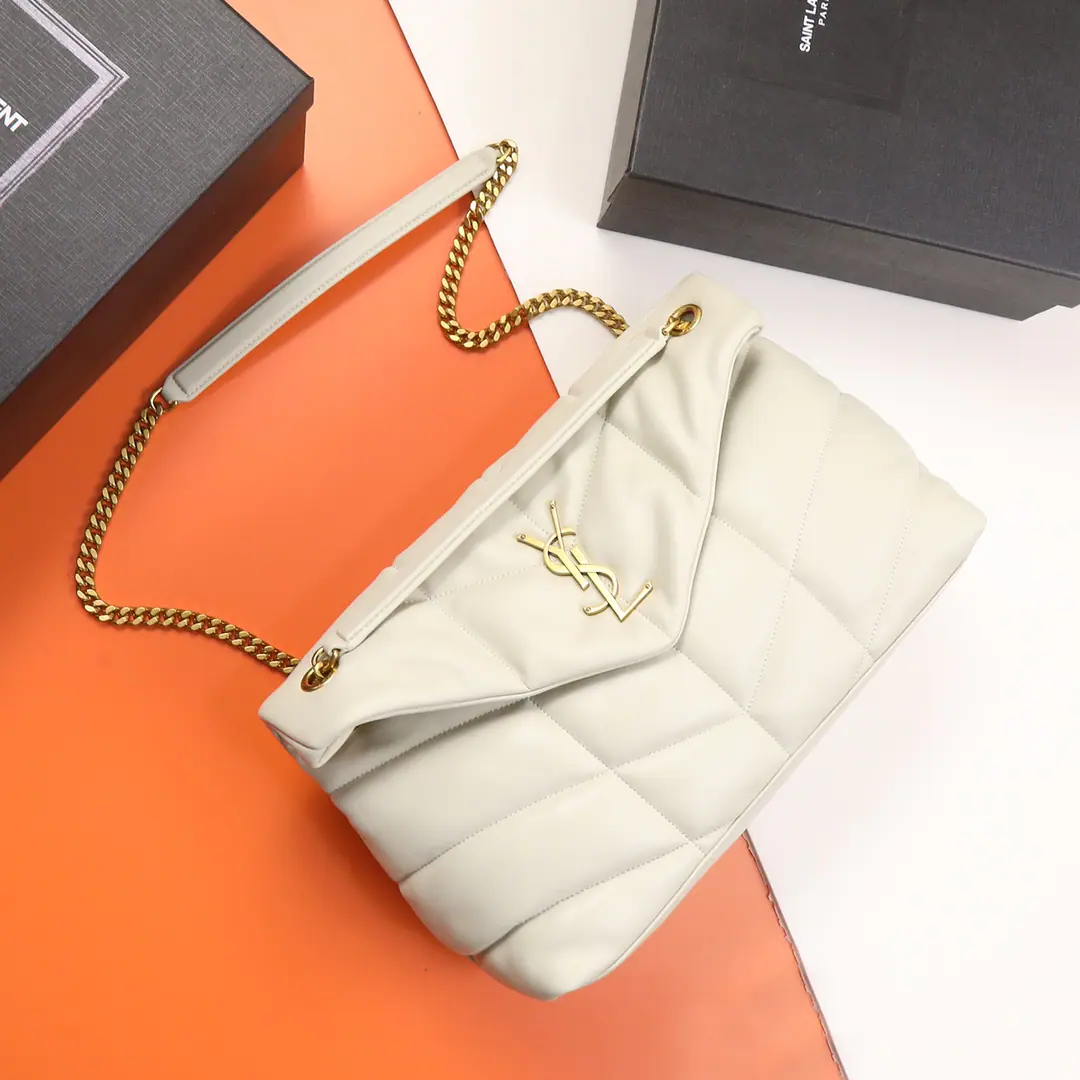 P！🔥【I'm taking a picture of the background.】🔥Special Class List🔥𝙇𝙤𝙪𝙡𝙤𝙪 𝙋𝙪𝙛𝙛𝙚𝙧 _Sew the little lamb bag., %Plum-skin production, ♪ Soft and tender ♪, ♪ Like a cloud in my arms ♪☁️♪ The feeling of the world ♪. Classic.YHome.logo, The chain and the eye-tight hardware are used for used metal., The ancient quality and its distinctiveness..Dimensions: 35x23x13.5cm Model: 577475