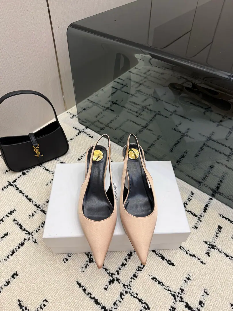 Top QualitySaint Laurent / Saint Roland.LeeYSLThe beauty of my sister is San Roland, the human being. RoseThe same heels and sandal slippers are well-modified., Luxury metal chains These years...SLPIt's the high heels that get to understand the embarrassing impression of women who have gone to the market.ysl- A beautiful sandal slipper. Shoe.: Shinseng Shoes under the sole.: That's a big one. He's tall.: 6cm Size: 35-42(40-42Customize or not change)