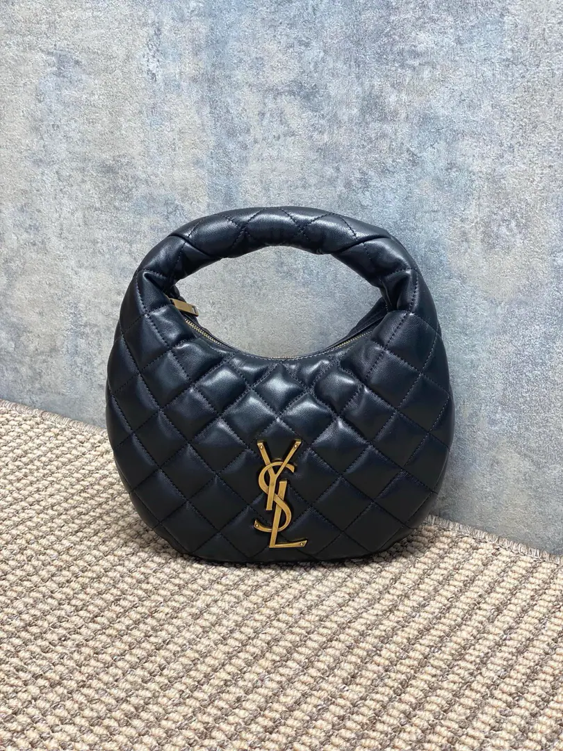 P Black Gold. YSL ICARINOSmall pocket., Use napa skin., It's so soft., Classic diamond-gring. Sew.+GoldYSLMark, Low profile and luxury.. Moontooth Design, HandheldorThe armpits are all fashionable., Daily commute, I can ride easy.. It's safer to zip., Internal space is reasonable., It's practical and beautiful., It's St. Roland. CAREA hot one for the series., The French grace is full of sense. Model: 851689 Dimensions: 17x13x3cm