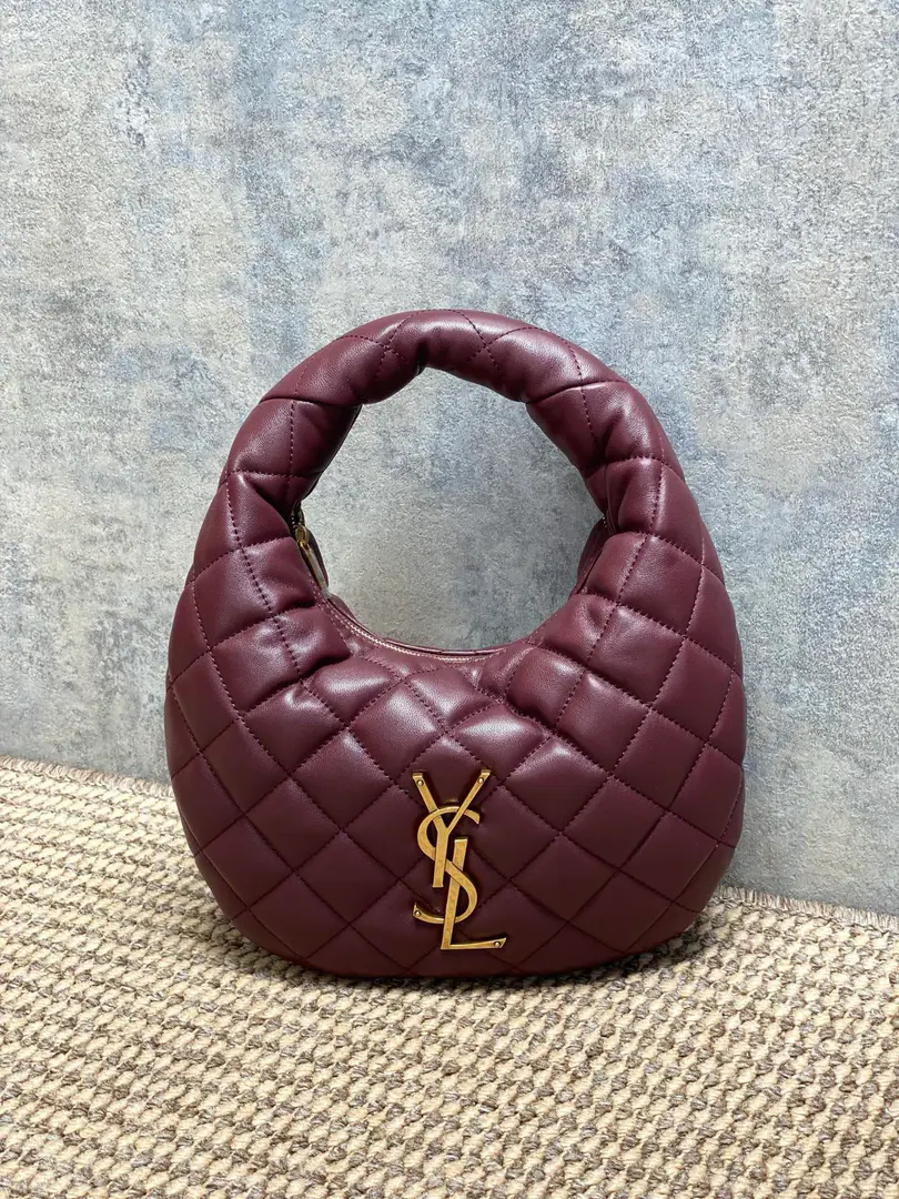 P Date red YSL ICARINOSmall pocket., Use napa skin., It's so soft., Classic diamond-gring. Sew.+GoldYSLMark, Low profile and luxury.. Moontooth Design, HandheldorThe armpits are all fashionable., Daily commute, I can ride easy.. It's safer to zip., Internal space is reasonable., It's practical and beautiful., It's St. Roland. CAREA hot one for the series., The French grace is full of sense. Model: 851689 Dimensions: 17x13x3cm