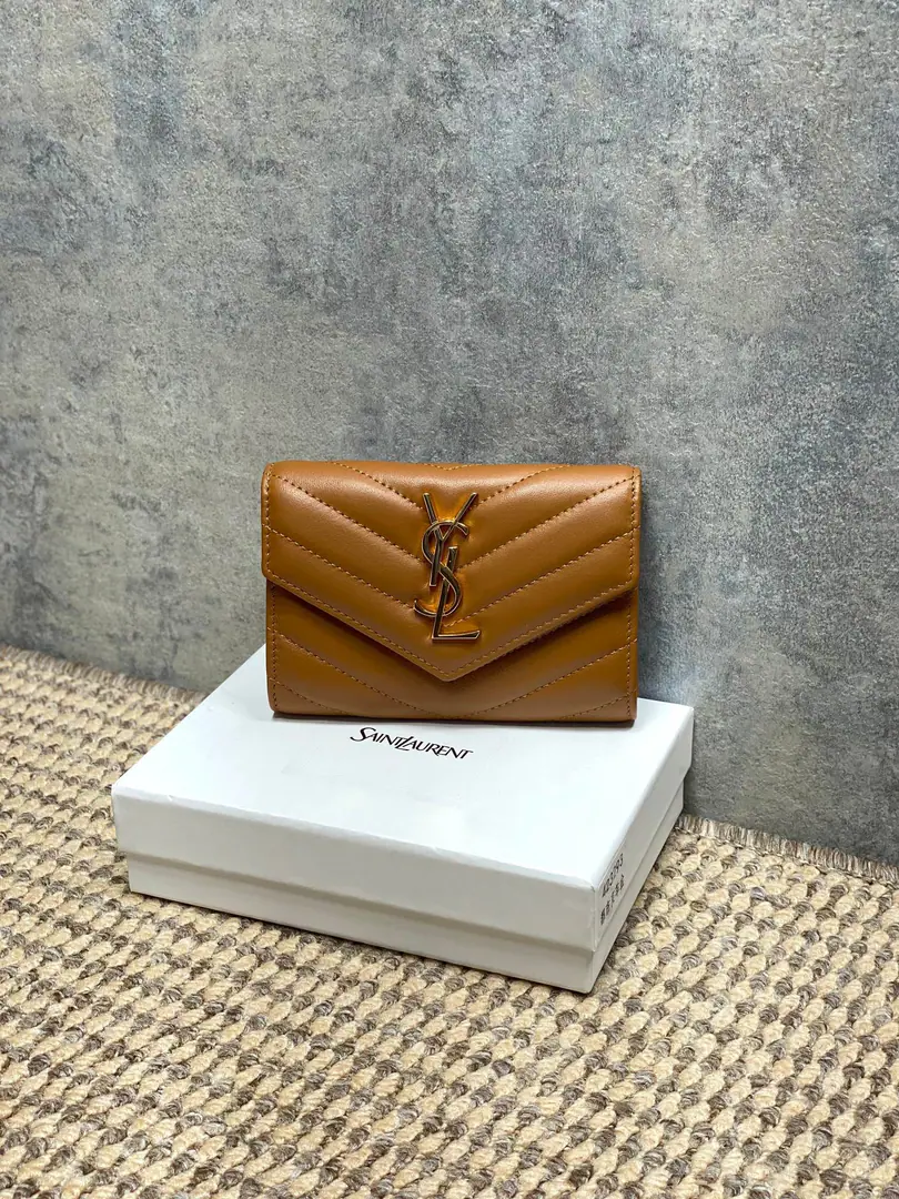 P YSLA sheep's skin envelope., Cow leather., It's delicate and durable., The match is gold.Logo,Jane is so smart.. Envelope Design, Cards can be filled with coins., It's easy to travel or to travel.！It's a small size., No pressure on your body., It's practical and fashionable., Yes.YSLOne of the classic hot ones.！ Dimensions: 13.5x9.5x3cm Model: 423293