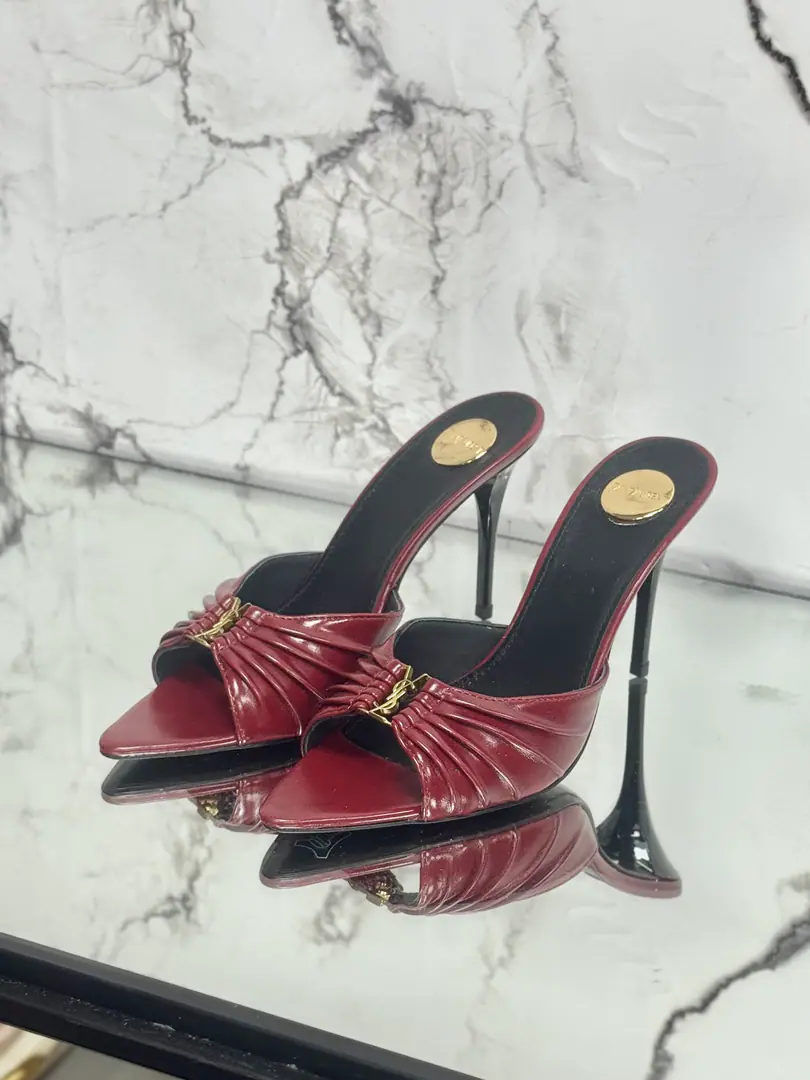Saint LaurentSt. Roland's.YSLThe classic high-end heel sandals. A super-super-fired piece of hardware buttons for every page of our family is to be modeled.1:1Custom！The size and quality are exactly the same as the original.✔️ Shoe-faced material: Use cow skin./Painted skin. Real sheep in there., ♪ To scurry for soft, soft sheep, Shoes' soles are original.1:1Customizes the skin., It's perfect., And the upper foot is very good., Nice feet., And whether you're wearing jeans or not,, Little suit., The dress., It's a natural match., Full package for the originals He's tall.: It's flat./Floor1cmFlat/6cm/9cm Italy is a big-ass country. Size: 35-41（40, 41, 42Custom）