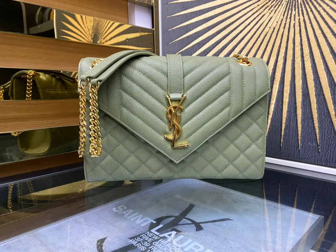 ENVELOPPE Medium Envelope, Italian imports of original plant cattle and skin, Super-paragus caviar texture., A very air-like piece., Black is a classic match with gold., A hundred.！♪ The shoulder slants ♪ok！It's a good one.！ Model: 487206 Dimensions: 24×17.5×6cm