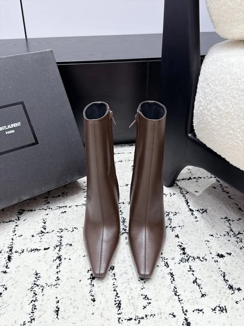 SAINT LAURENT Saint Roland. 26/ Autumn and winter show. Short boots. Slight and high and short boots. The superstar fashion masters grow grass. The most understanding woman is that she doesn't accept the super-feminine-feminist. The originals are starting up the slopes and... The details are perfect. A fine-sculpted shape, which makes your feet feel so good. ✔️Fabulous.: Customize imported cow skin ✔️Uchi.: Import mixed sheep skin ✔️Otsumi!: Italy is a big-ass country. ✔️He's tall.: 10.5cm ✔️Size: 35-42（40 41 42Make a no-refund order.）