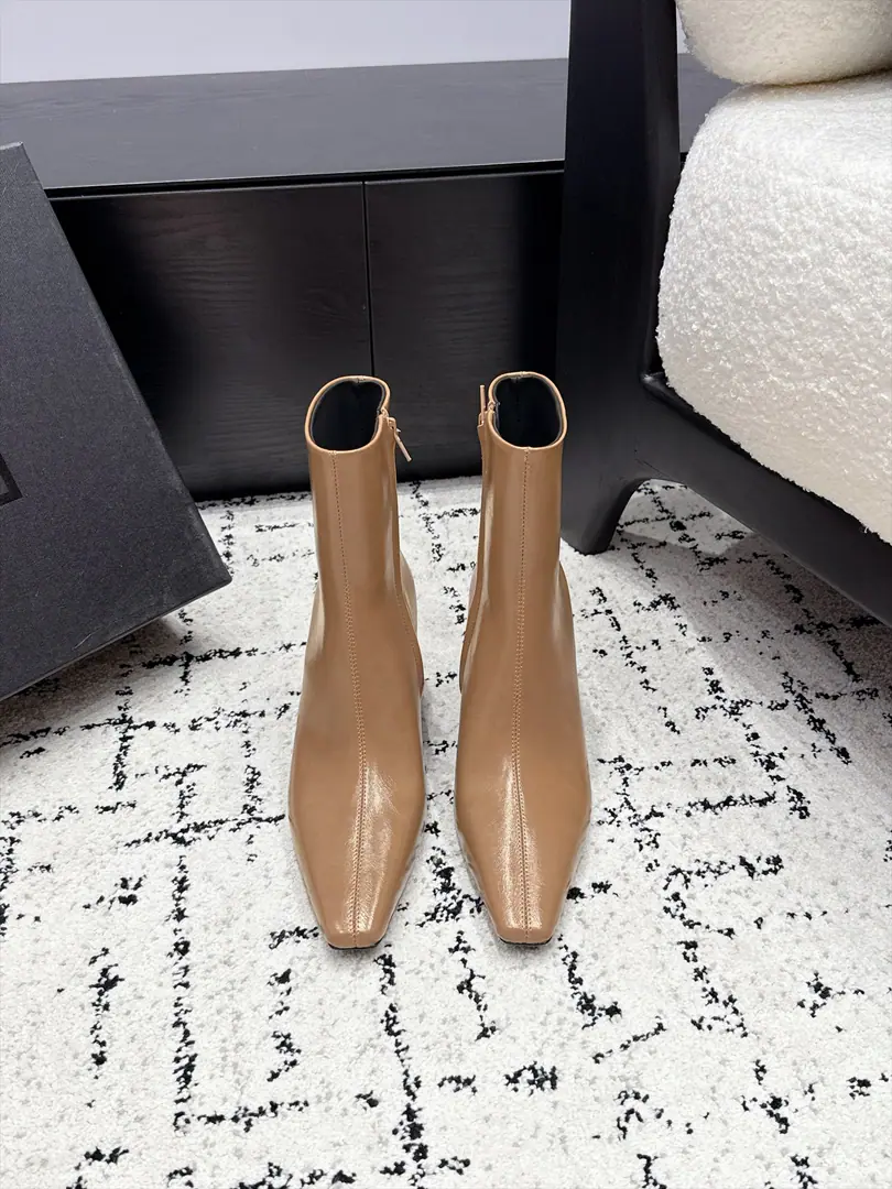 SAINT LAUR**Saint Roland.26/ Autumn and winter show. Short boots. The superstar fashion masters grow grass. The most understanding woman is that she doesn't accept the super-feminine-feminist. The originals are starting up the slopes and... The details are perfect. A fine-sculpted shape, which makes your feet feel so good. ✔️Fabulous.: Customize imported cow skin ✔️Uchi.: Import mixed sheep skin ✔️Otsumi!: Italy is a big-ass country. ✔️Size: 35-42（40 41 42Make a no-refund order.）