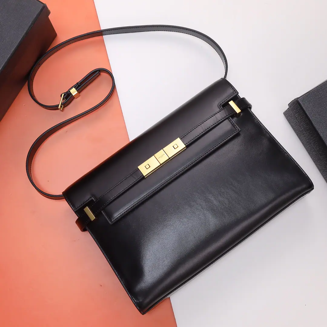 P✅【I'm taking a picture of the background.】👏Special Class List👏🌈 𝑴𝒂𝒏𝒉𝒂𝒕𝒕𝒂𝒏 🌻29cm💫💫Manhattan 2020The latest bag is the manhattan stick., - It's a classic.logo, Instead of a low-profile, simple design style, It's a little like...HKelly from the house., It smells like retro.！Business➕The combination of leisure., All in all, it's a hundred.！You can hold it., It can be single or slashed., A pack of them., Meet the business lady., And I'm happy with the girl's leisure.！The carefully chosen Italian toothpicked cow skin., Perfect line of work., The fine hardware has made the whole bag smell of high-end.！ Model: 579271Dimensions: 29x20.5x7cm