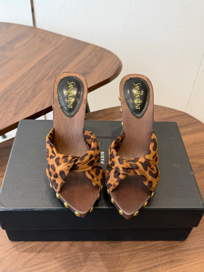 Saint LaurentYSL 26ssThe latest show. Water table high with sandals. Top Quality I'm light and not tired., The upper foot is a dress of spring and summer., More visible and tasteful., A luxuries look in a simple way., Even a sandal. I'm sure you'll need one pair of shoes in the summer shoe cabinet. Shoe.: Bullskins. He's tall.: 12cm Otsumi!: Wood floor. Size: #35-43（40.41.42.43I'll make sure I don't change it.）
