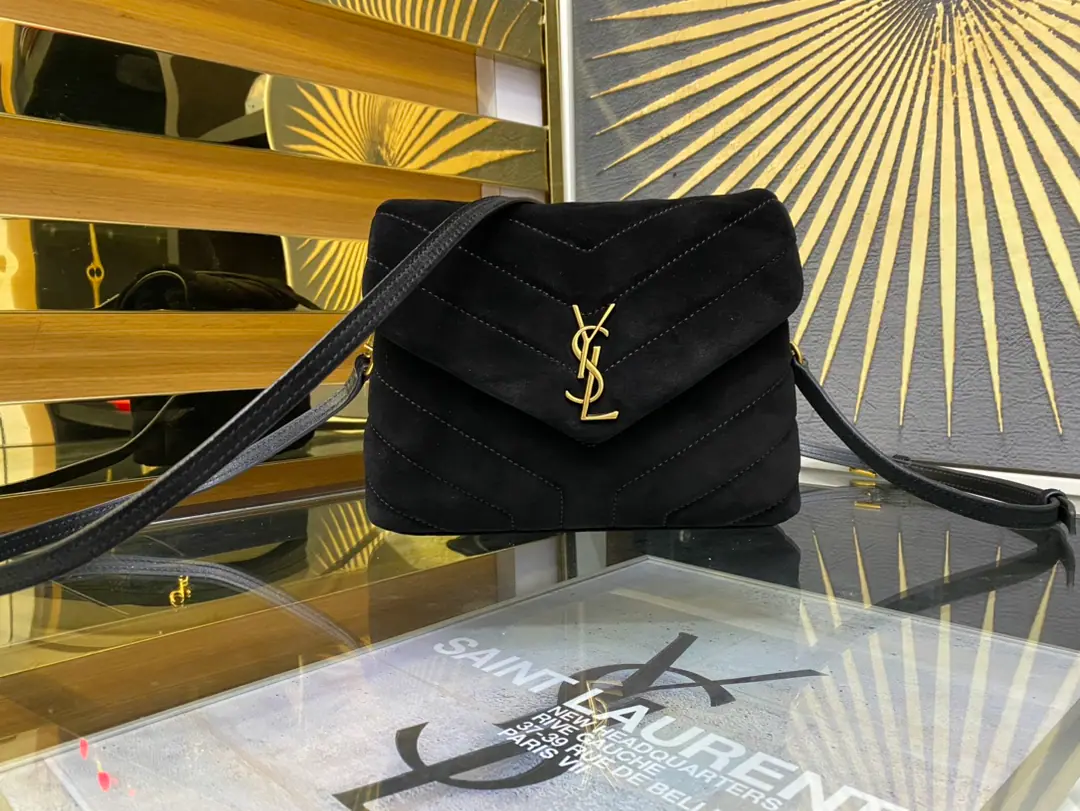 #𝑳𝒐𝒖𝑳𝒐𝒖# LouLouThe sandy little slender is coming in.！The whole bag was made with soft Italian silt., It's a classic.YHome slants, sewn., With a soft and stylish front flip bag., Shoulder-reconciled needle button, It's not big., It's not a lot of content., There's a zipper bag in the bag., Two main partitions., There's a small split between the center and the side that can put cash or paper on it.！Multifunctional！A super-loader.！ Model: 467072Skin grinding. Dimensions: 20X14X7cm