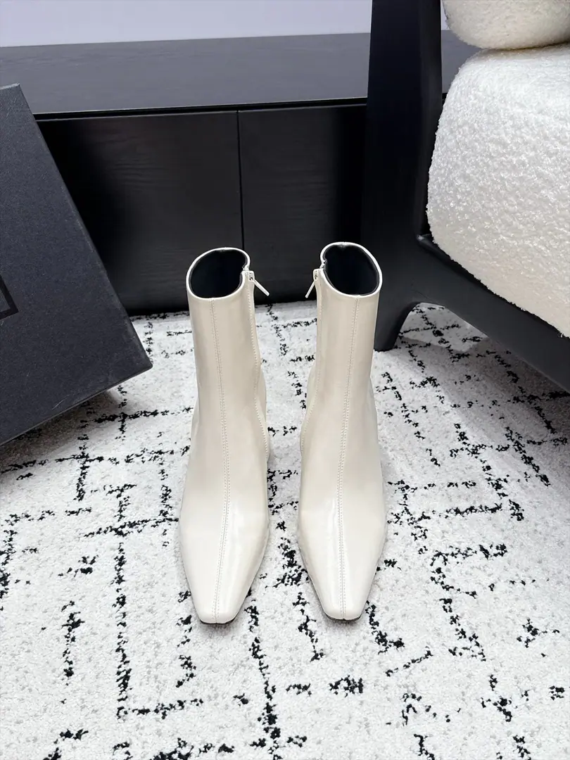 SAINT LAUR**Saint Roland.26/ Autumn and winter show. Short boots. The superstar fashion masters grow grass. The most understanding woman is that she doesn't accept the super-feminine-feminist. The originals are starting up the slopes and... The details are perfect. A fine-sculpted shape, which makes your feet feel so good. ✔️Fabulous.: Customize imported cow skin ✔️Uchi.: Import mixed sheep skin ✔️Otsumi!: Italy is a big-ass country. ✔️Size: 35-42（40 41 42Make a no-refund order.）
