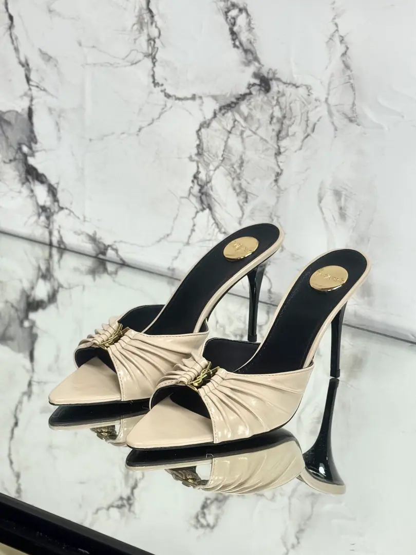 Saint LaurentSt. Roland's.YSLThe classic high-end heel sandals. A super-super-fired piece of hardware buttons for every page of our family is to be modeled.1:1Custom！The size and quality are exactly the same as the original.✔️ Shoe-faced material: Use cow skin./Painted skin. Real sheep in there., ♪ To scurry for soft, soft sheep, Shoes' soles are original.1:1Customizes the skin., It's perfect., And the upper foot is very good., Nice feet., And whether you're wearing jeans or not,, Little suit., The dress., It's a natural match., Full package for the originals He's tall.: It's flat./Floor1cmFlat/6cm/9cm Italy is a big-ass country. Size: 35-41（40, 41, 42Custom）
