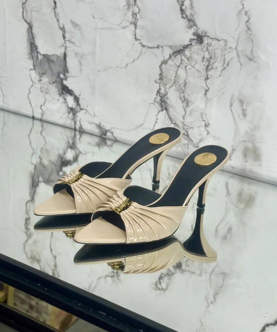 Saint LaurentSt. Roland's.YSLThe classic high-end heel sandals. A super-super-fired piece of hardware buttons for every page of our family is to be modeled.1:1Custom！The size and quality are exactly the same as the original.✔️ Shoe-faced material: Use cow skin./Painted skin. Real sheep in there., ♪ To scurry for soft, soft sheep, Shoes' soles are original.1:1Customizes the skin., It's perfect., And the upper foot is very good., Nice feet., And whether you're wearing jeans or not,, Little suit., The dress., It's a natural match., Full package for the originals He's tall.: It's flat./Floor1cmFlat/6cm/9cm Italy is a big-ass country. Size: 35-41（40, 41, 42Custom）