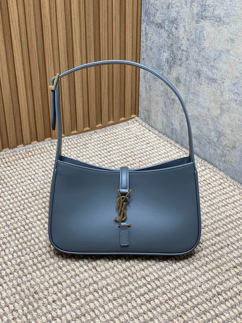 P Spring and summer show. YSLThe new armpit is wrapped in a very simple shape pluslogo Simple U.S.A. High-level opening is a way to set the buttons half open. Encoding657228 Dimensions23x16x6.5cm