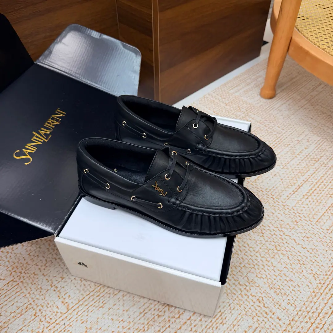 Couples' slippers.📍 Top Version🖤Saint Lauren*Saint Roland.2026 YSLSmalllogo A couple of wrinkled LeFoo shoes. Women Men It's a little symbolic.logoIt's the soul of these shoes. And he's got a low profile and a fine attitude on his shoe.. It's different from the big sign. It's quiet and it's sharp. Snuff it out with a simple line.YSLA unique fashion.DNA Unwittingly revealing the deep inside of the brand. The classic almond-shaped design of the shoehead. Smart-mixed feet. Pull the foot line up visually. ♪ And show grace and grace ♪. Every date a couple went to. Every trip. It's all because of the saloons. To be a low profile, deep-minded tribute.. The fabric is a cow skin. The insides are all sheep's skin. Italian imports are so thick. size: 35–42（34, 41, 42, 43Custom） Men: 38–47（38, 46, 47Custom without re-offer）