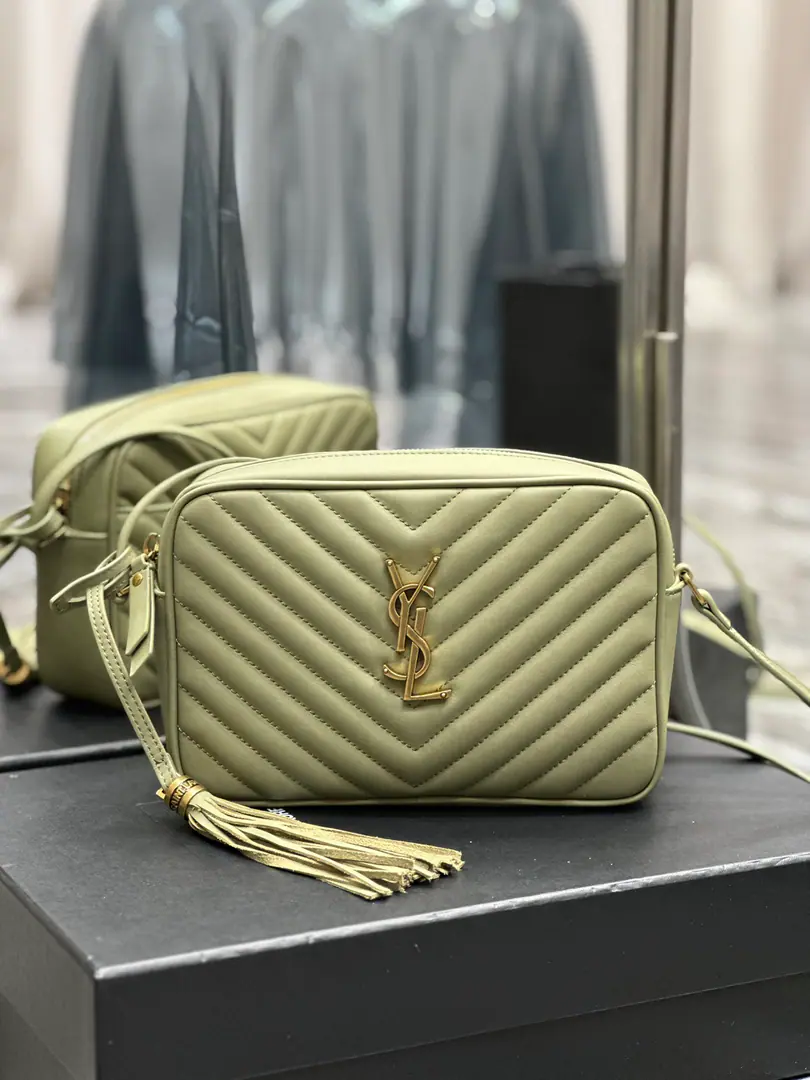 【New version】 LouCamera bag_The butter green with the gold buttons. Top-level Italian skin camera bag., Hong Kong AcquisitionzpOpen-forming., Make it exactly the same.！Very fine.！A modifiable shoulder belt with a fashion-stylish hanger.！100% calf skin., In the linoleum.！There's a plug in the bag.！Add a new plugin to the back, Very useful atmosphere.！ Model: 520534-1 Dimensions: 23x16x6cm
