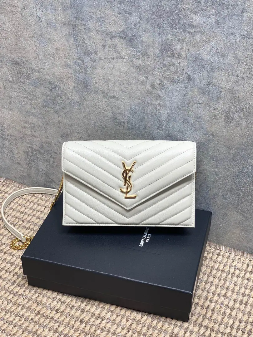 P YSLSaint Roland. The sheep's skin chain is wrapped in it. With a stripable shoulder belt. But as a handbag 6A knob. 1A zipper coin bag. 1A paper-coin layer. - It's a practical payment. Dimensions19×12.5×4 Encoding441974
